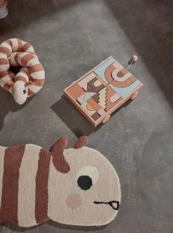 OYOY Leo Larv Vloerkleed 40x180 Cm 6 OYOY Leo Larv Vloerkleed 40x180 Cm -Vloerkleden winkel 506643 01 2 EnvironmentImage e6467ae0b5